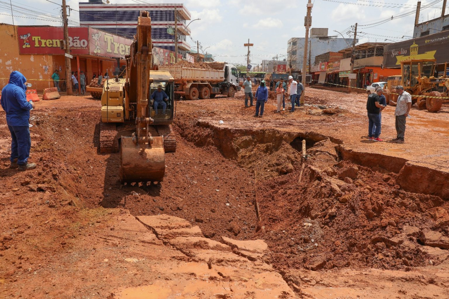 GDF trabalha em adutora no Sol Nascente