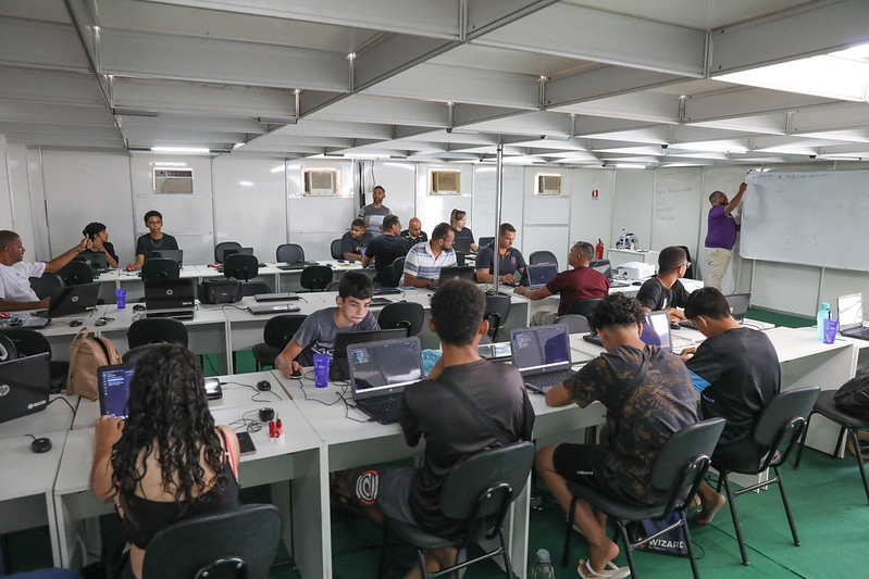 QualificaTech capacita 700 alunos em cursos gratuitos de tecnologia da informação