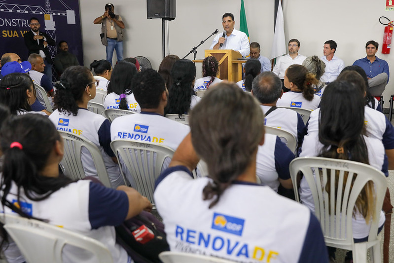 Trezentos alunos do RenovaDF iniciam estágio remunerado