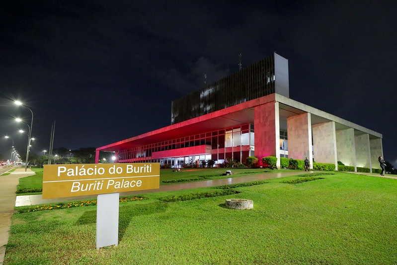 Palácio do Buriti é iluminado com a cor rosa para alertar sobre o câncer de mama