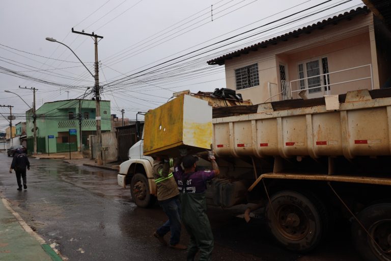 Moradores do Paranoá recebem orientação sobre descarte correto dos resíduos