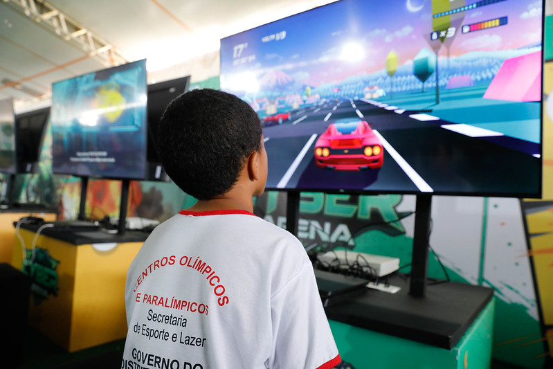 Crianças em vulnerabilidade têm acesso gratuito a jogos eletrônicos no Cyber Arena do Recanto das Emas