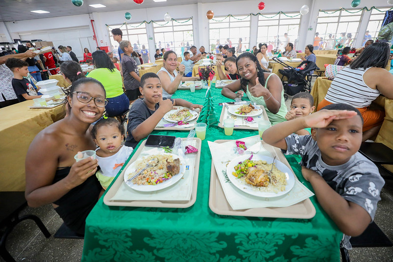 Restaurantes comunitários servem ceia natalina com atrações musicais e Papai Noel