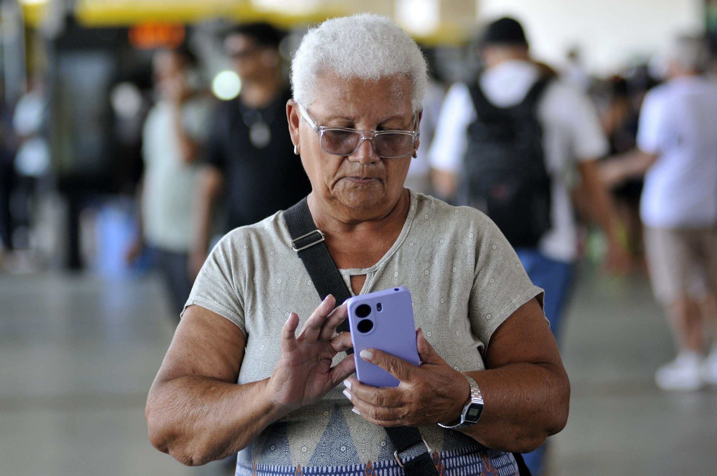 Perigo na palma das mãos: excesso de tela prejudica os idosos