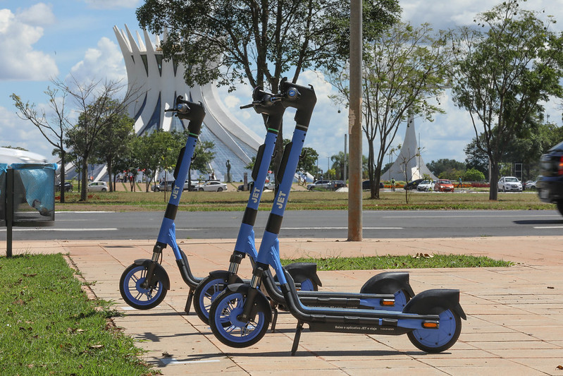 Patinetes elétricas compartilhadas  no DF; veja como circular de forma segura