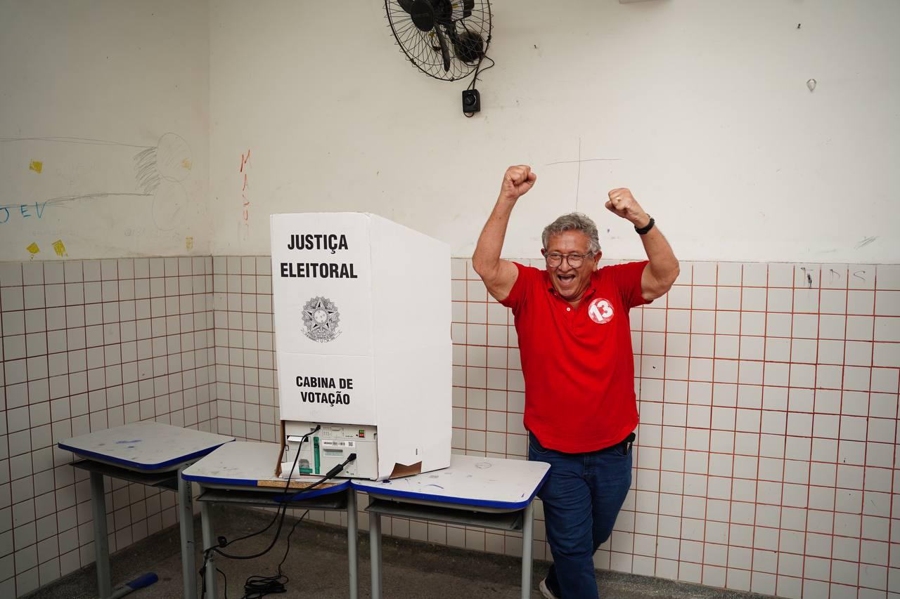 Ao lado de Jerônimo, Caetano é recebido por simpatizantes no São Thomás de Cantuária