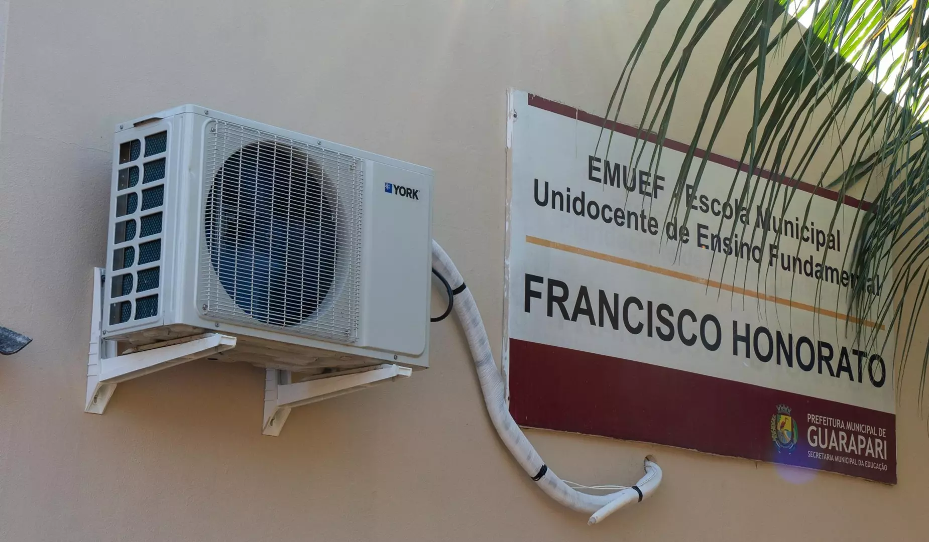 Escola rural de Guarapari é climatizada beneficiando alunos e professores, o prefeito Rodrigo Borges esteve na Escola e disse que vai trabalhar para que todas as escolas sejam climatizadas