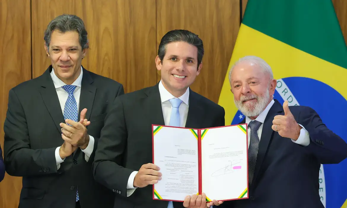 Lula entrega projeto de isenção de IR para quem ganha até R$ 5 mil, ``vamos elevar o patamar de vida do povo brasileiro’´, disse o presidente