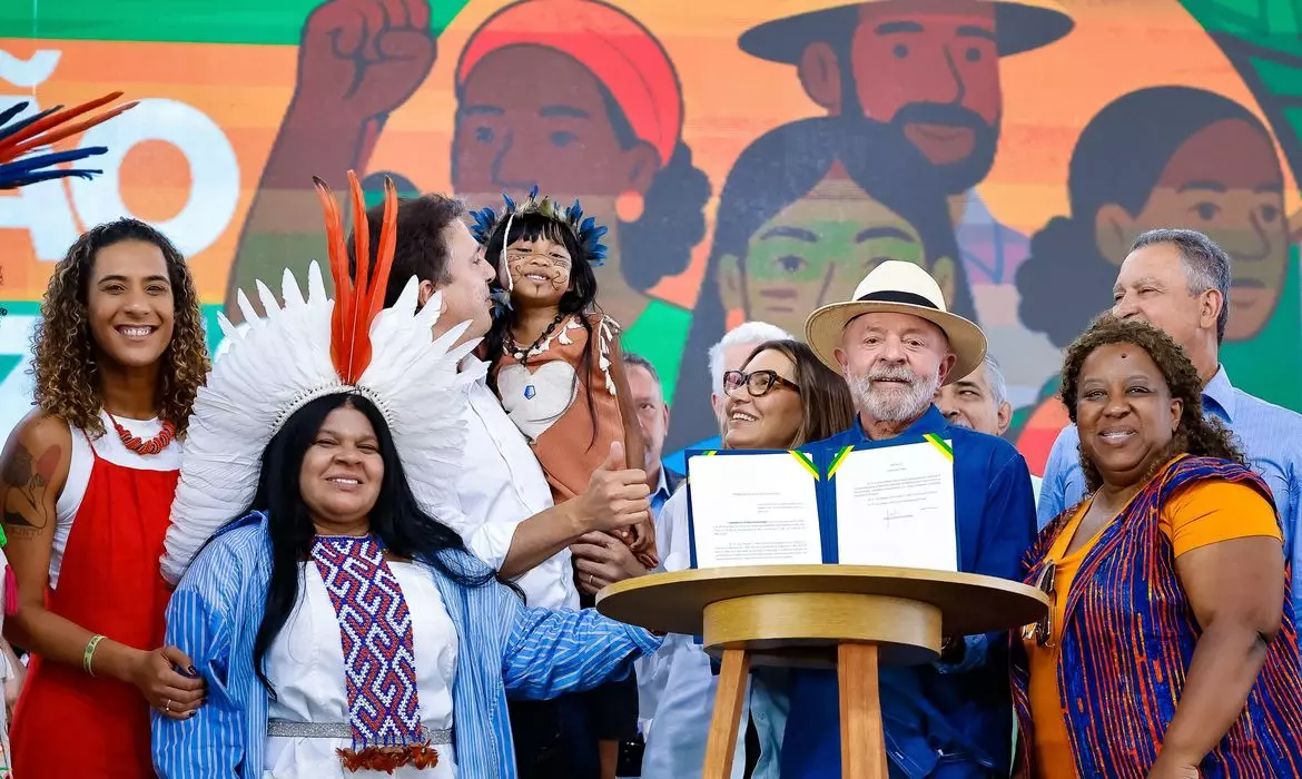 Lula anuncia R$ 1,17 bilhão para construção de 249 escolas para comunidades tradicionais, ``E ela só venceu na vida porque tinha política pública que permitia que uma pessoa pobre possa estudar nesse país´´, disse