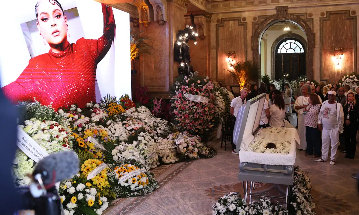 Velório de Preta Gil reúne centenas de pessoas no Rio, artista morreu domingo, aos 50 anos, por complicações de um câncer