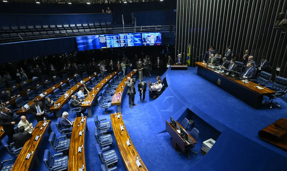 Senado aprova isenção de IR para quem ganha até dois salários-mínimos, só pode ser votado depois que Bolsonaristas desocuparam o plenário