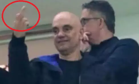 Ministro Moraes, ao ser vaiado no clássico Corinthians e Palmeiras, responde com gesto obsceno