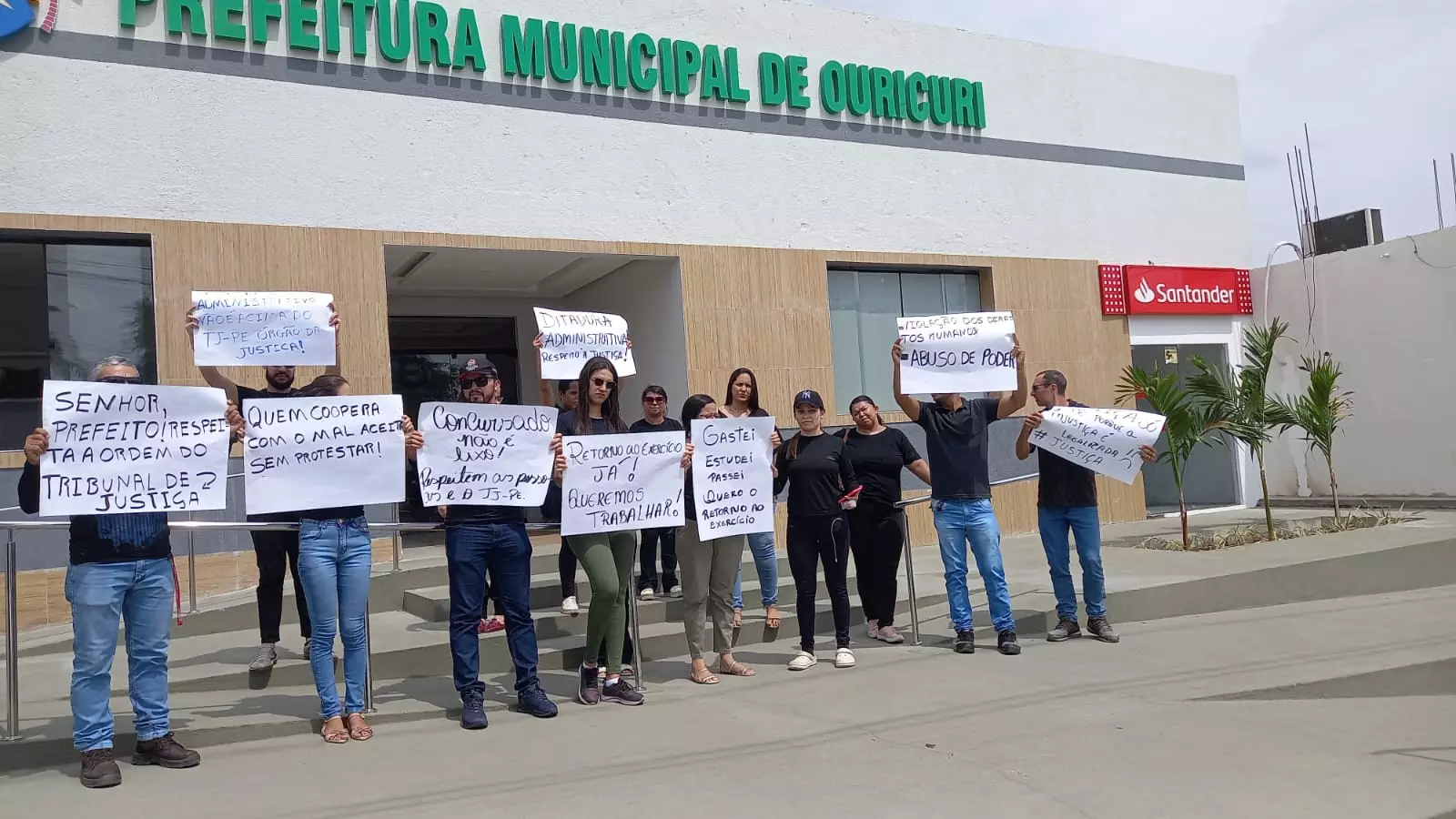 Concursados protestam para retomar aos cargos no município  de Ouricuri