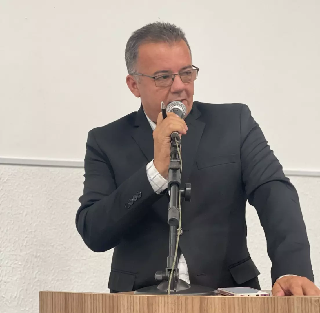 Vereador Enaudy pede urgência em projeto que proíbe animais soltos nas ruas de Trindade