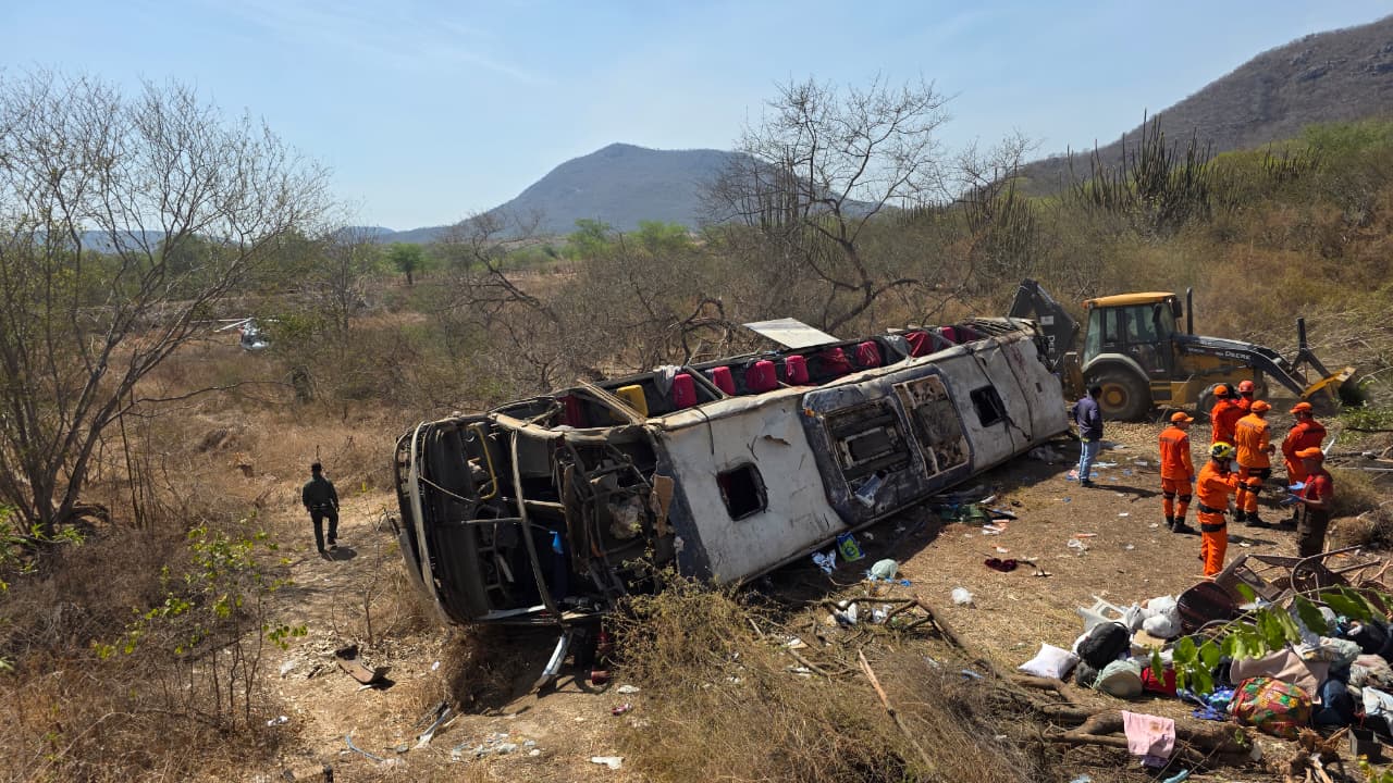 Acidente com ônibus de romeiros deixa 15 mortos no Sertão de Alagoas