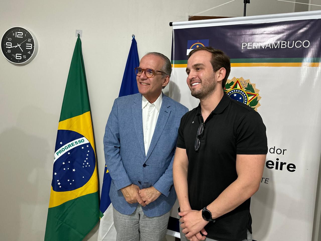 Victor Coelho garante patrol e R$ 1 milhão para calçamento em parceria com o senador Fernando Dueire