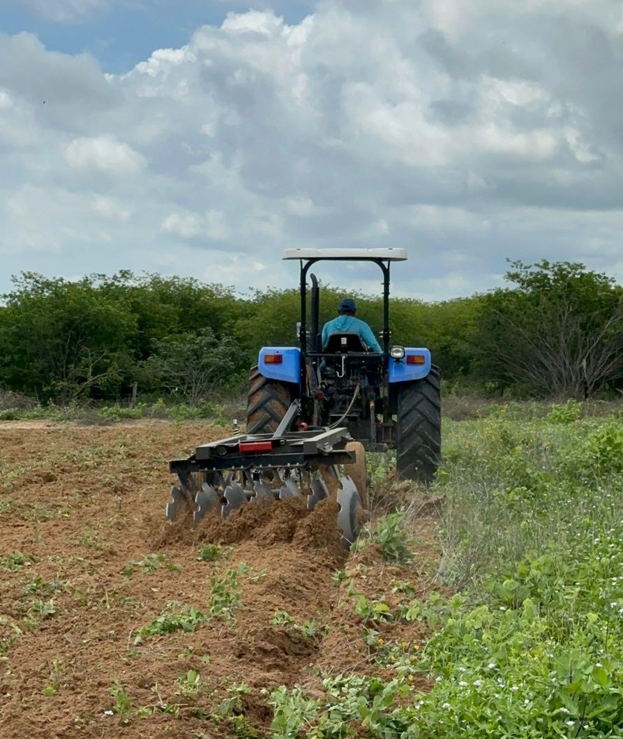 Prefeitura de Ouricuri inicia programa de aração de terra para agricultores da zona rural