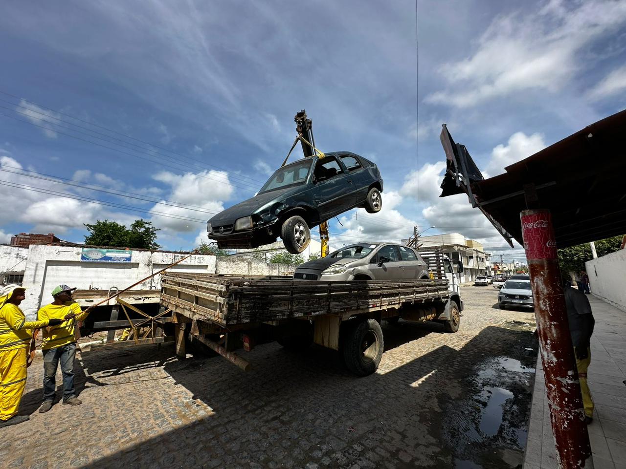 Prefeitura de Ouricuri realiza retirada de carros e motos apreendidos no entorno da delegacia