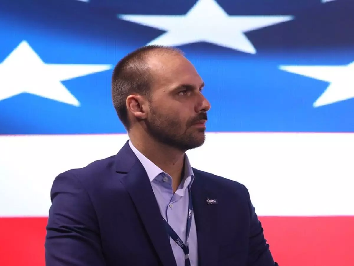 Eduardo Bolsonaro pede para exercer mandato nos EUA, mas lei não permite