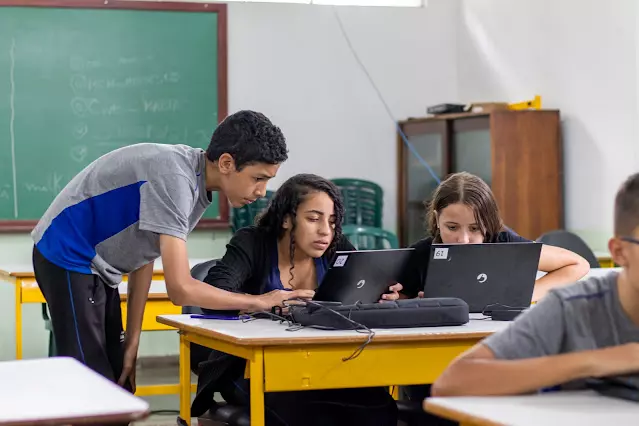 Escolas estaduais do Paraná promovem cadastro de alunos para mercado de trabalho