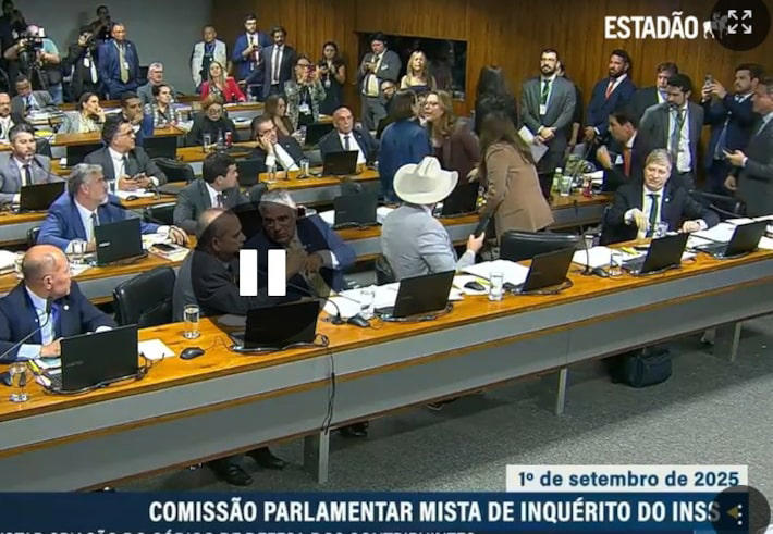 A senadora Leila Barros (PDT-DF) e a deputada federal Coronel Fernanda (PL-MT), integrantes da Comissão Parlamentar de Inquérito (CPI) do Instituto Nacional do Seguro Social (INSS), brigaram durante sessão desta segunda-feira, 1º.