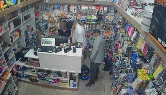 Bandidos mascarados rendem funcionária e roubam loja em Cuiabá; veja vídeo