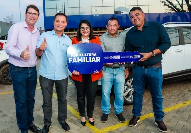 Botelho entrega veículos para fortalecer agricultura familiar em Rio Branco e Novo Santo Antônio