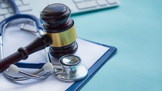 Liminar garante insalubridade e prêmio saúde integral a médicas em licença-maternidade