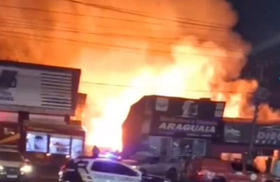 Incêndio de grandes proporções destrói estabelecimentos comerciais em Barra do Garças