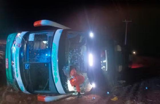 Ônibus com 35 passageiros tomba e deixa seis pessoas feridas na BR-070 em MT
