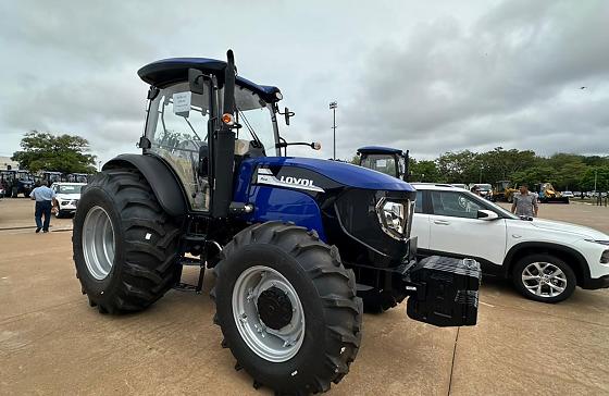 Prefeitura ganha novo trator para manutenção em estradas rurais