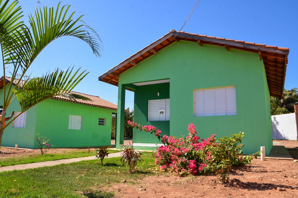 Primeira-dama de MT e Setasc entregam novas casas do SER Família Habitação em Paranaíta
