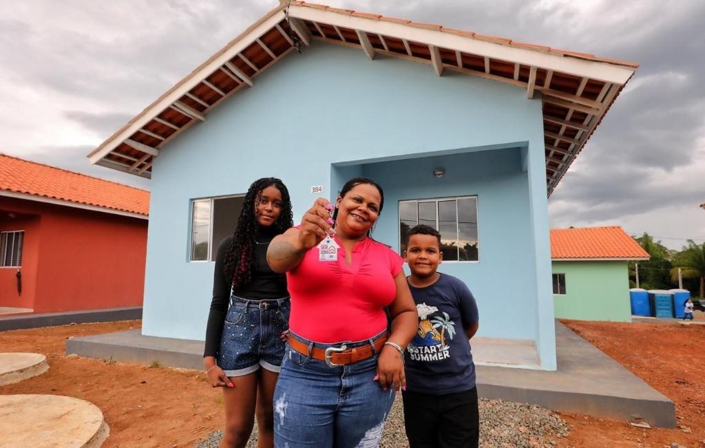 Governo de MT entrega chaves de 32 casas gratuitas do SER Família Habitação a famílias de Paranaíta