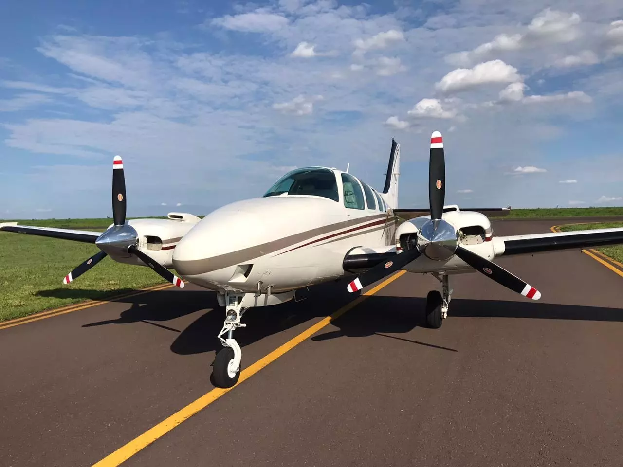 BEECHCRAFT BARON 58 - AERONAVE VENDIDA PELA MARQUESAVIATION