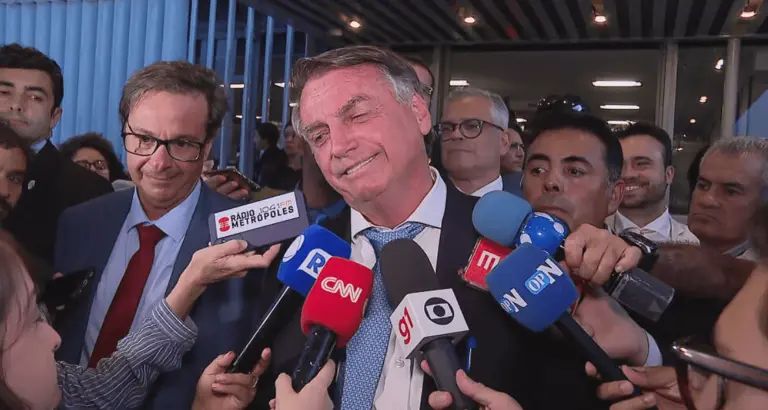 Marcha fúnebre interrompe fala de Bolsonaro após julgamento