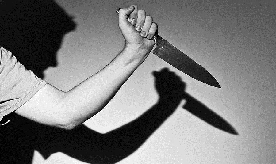 Durante tentativa de assalto, mulher é esfaqueada e fica com faca cravada na barriga