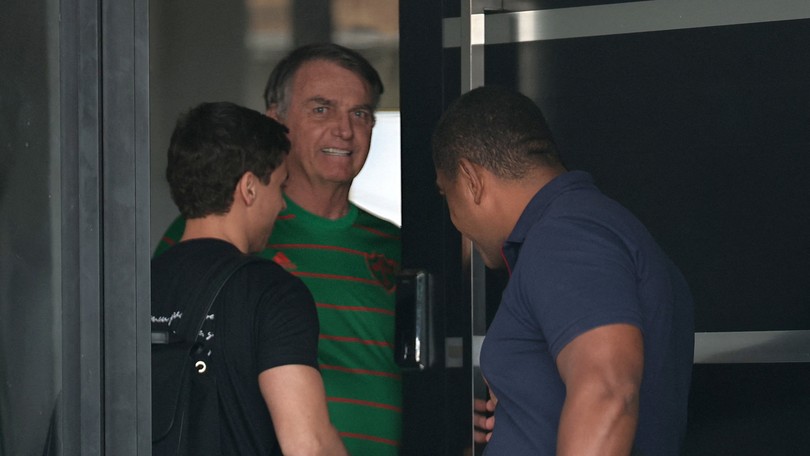 Bolsonaro foi transferido da Superintendência da Polícia Federal no DF para a Papudinha, diz STF