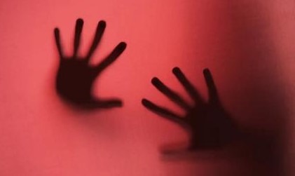 Apedrejada e arrastada em Barra do Garças, mulher reage e esfaqueia agressor