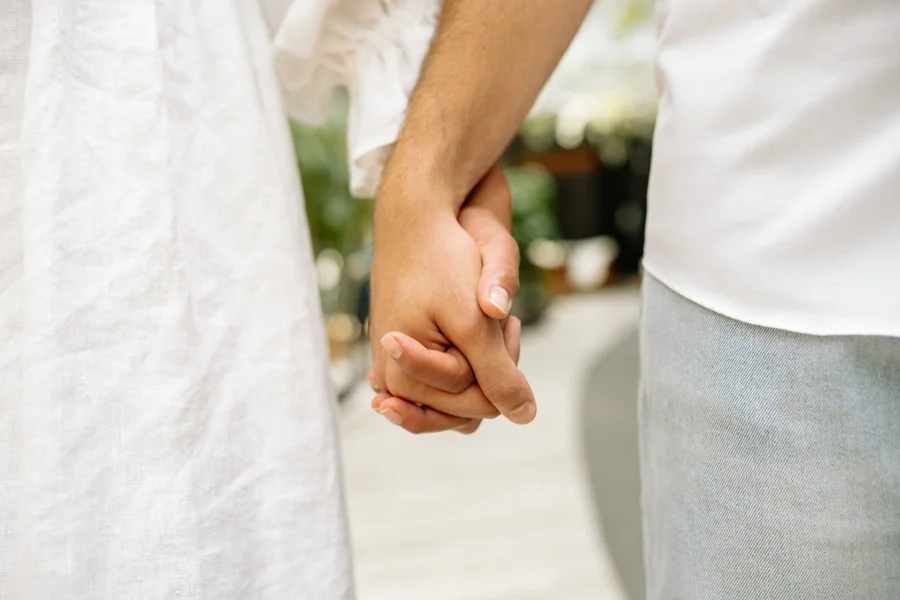 Homem deixa esposa e assume romance com a mãe biológica