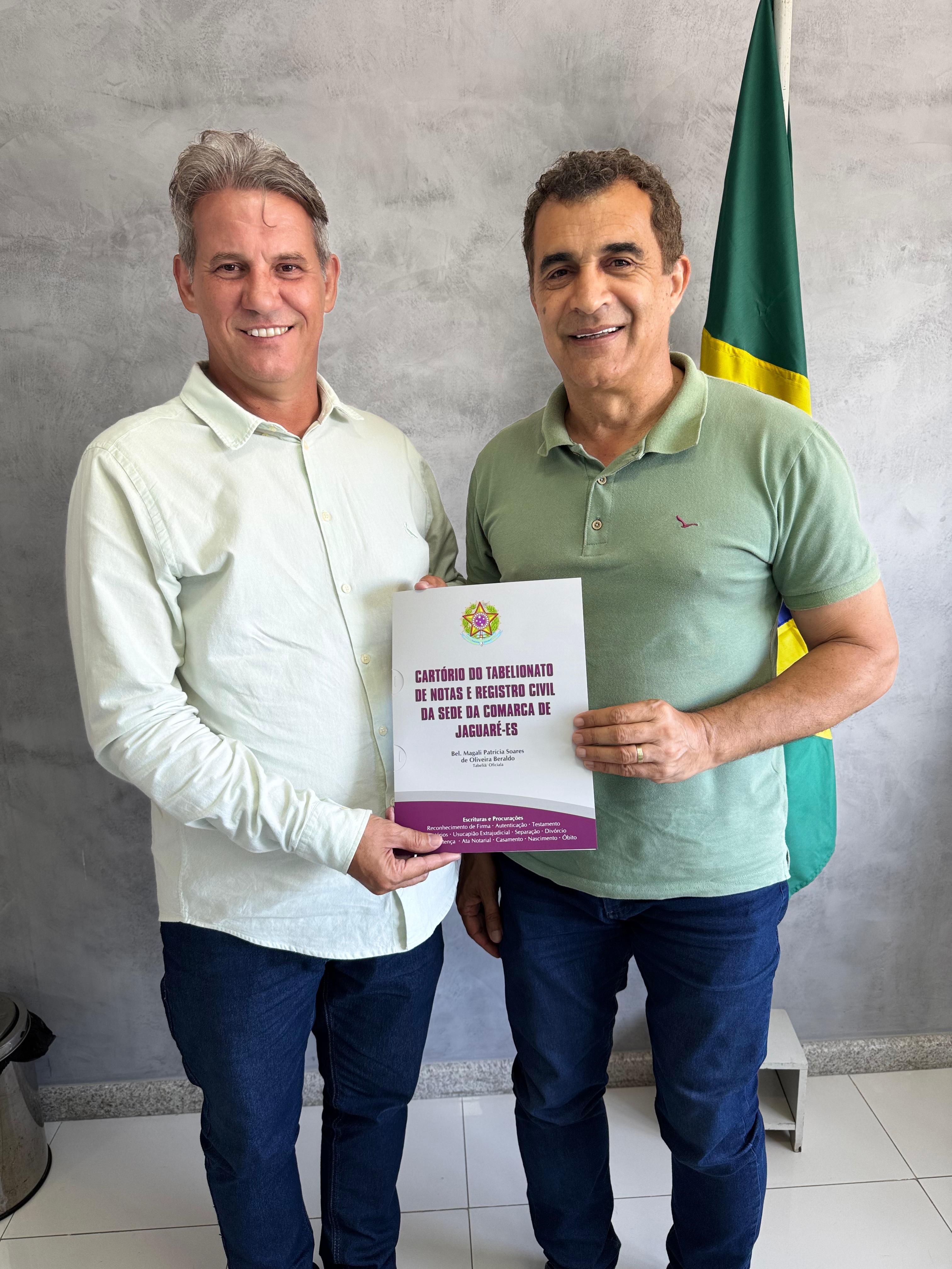 Prefeito Marcos Guerra assina escritura pública de doação de terreno para instalação da ACP Móveis em Jaguaré