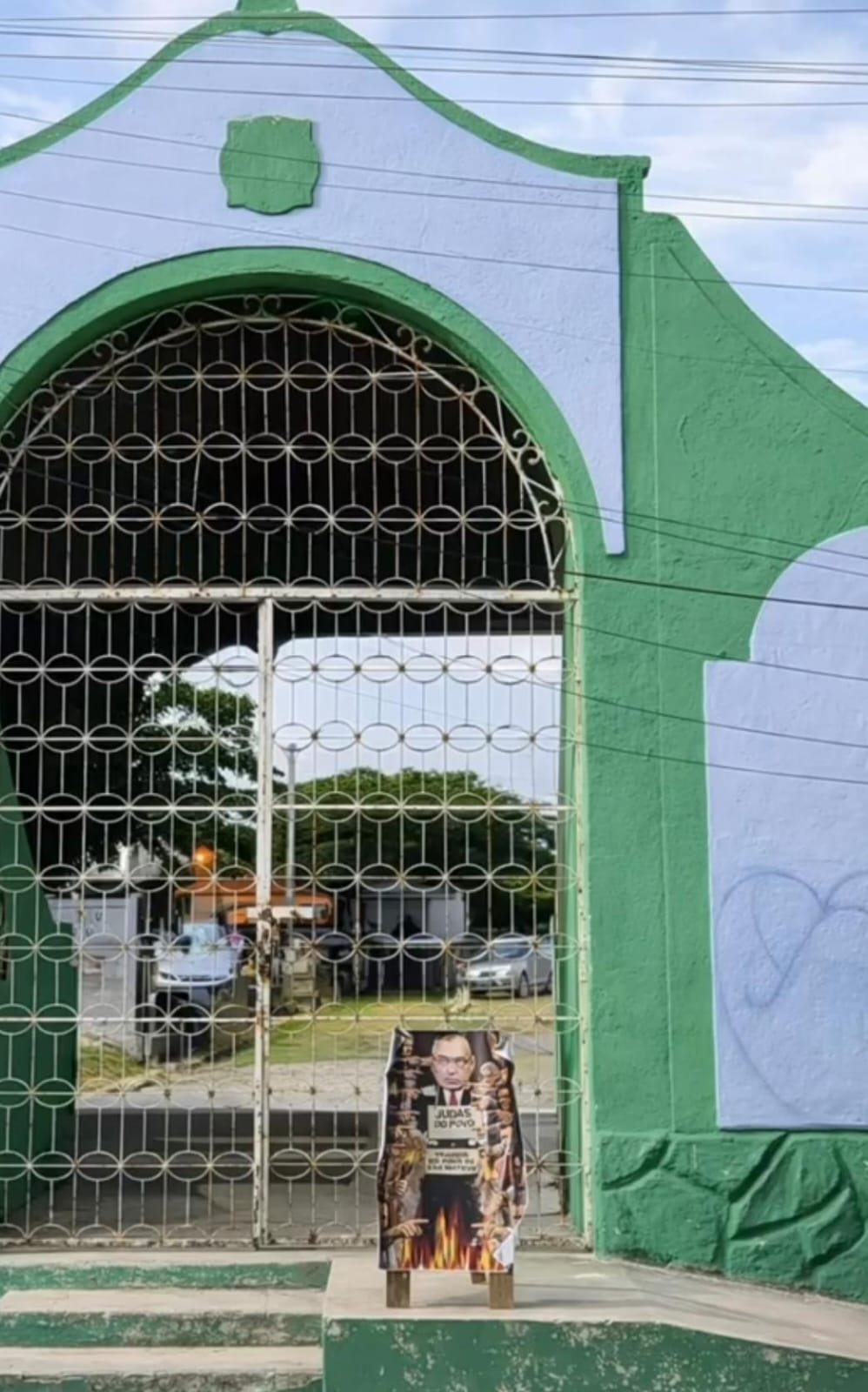 Placas com foto do prefeito de São Mateus simbolizando Judas amanhecem espalhadas pela cidade