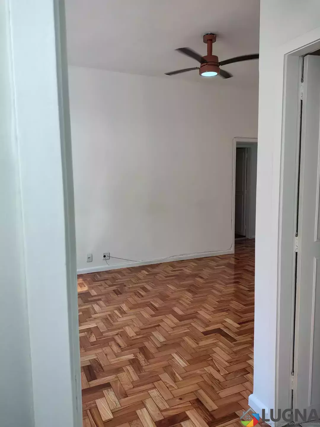 LOCAÇÃO COPACABANA ($ 4.400,00) 3 quartos, um com armário, sala, cozinha com armários, área de serviço, área extra adaptada e banheiro de serviço