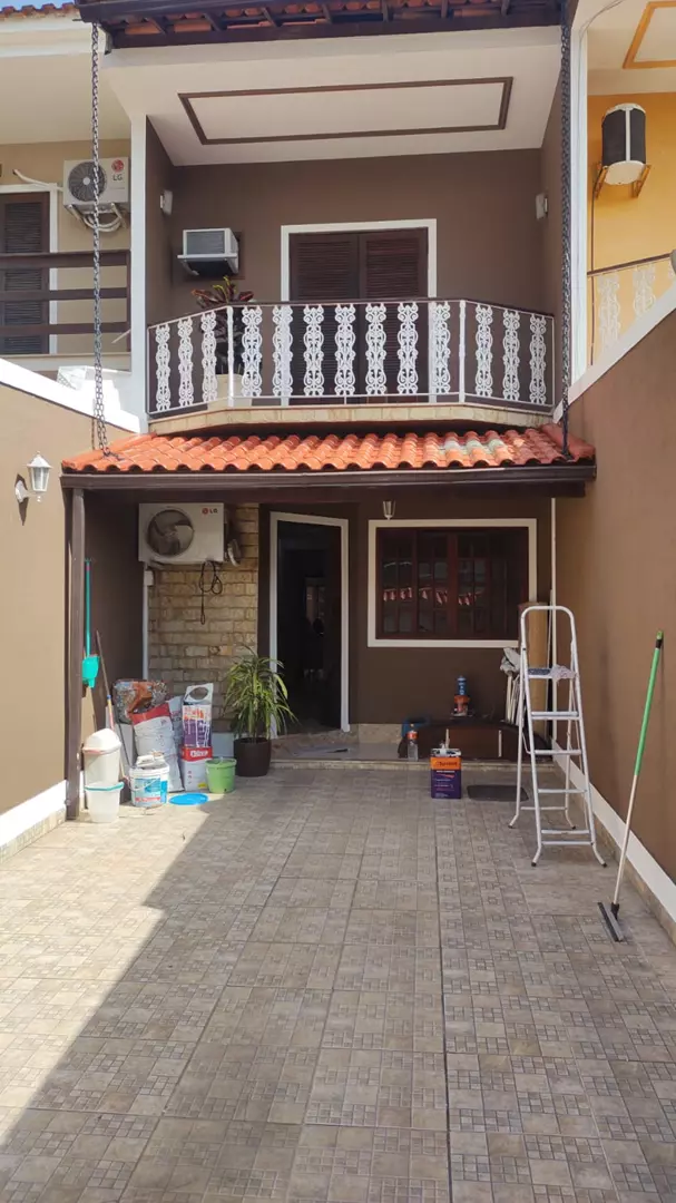 LOCAÇÃO (R$ 2.500,00) - casa duplex em Curicica - 2qts (suite), sala, banheiro social, varanda, quintal e churrasqueira