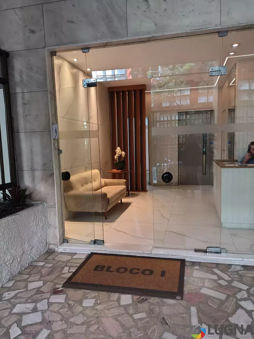 LOCAÇÃO COPACABANA (4.400,00) APARTAMENTO andar alto 3 quartos, sala, cozinha, 2 banheiros (social e serviço), área de serviço, 1 vaga