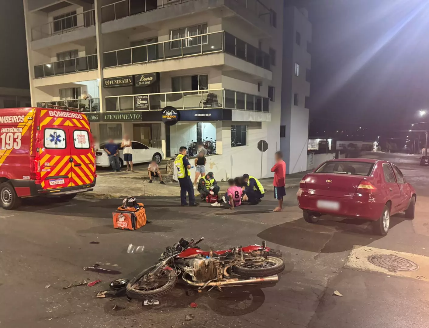 Colisão entre carro e motocicleta deixa homem ferido na Avenida Severiano Maia, em Mafra