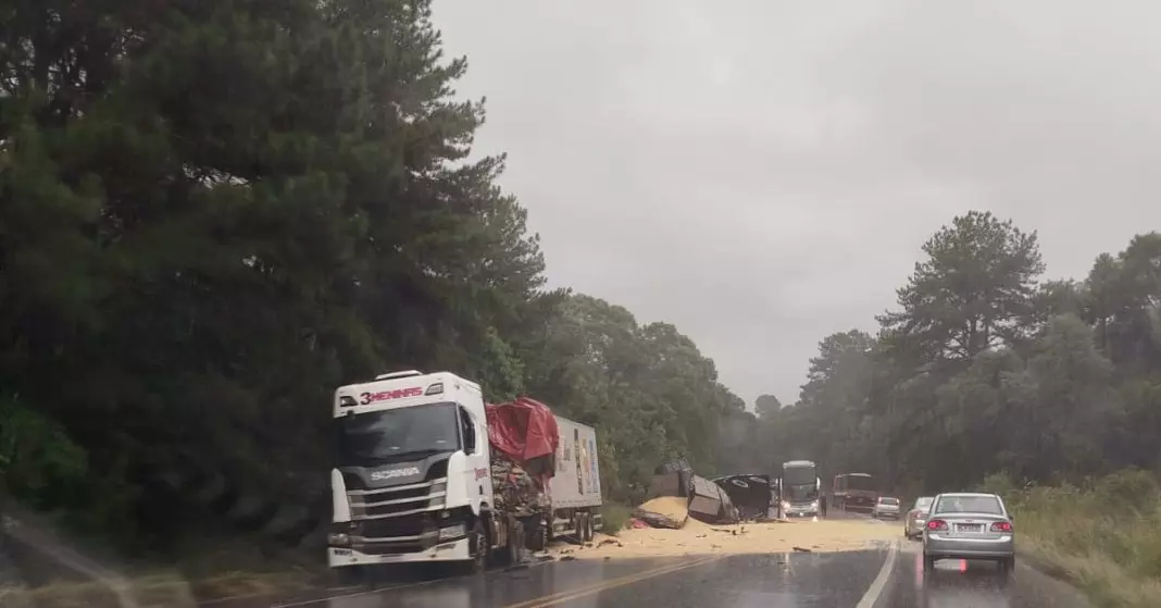 Grave colisão entre caminhões mobiliza bombeiros e interdita a BR-280