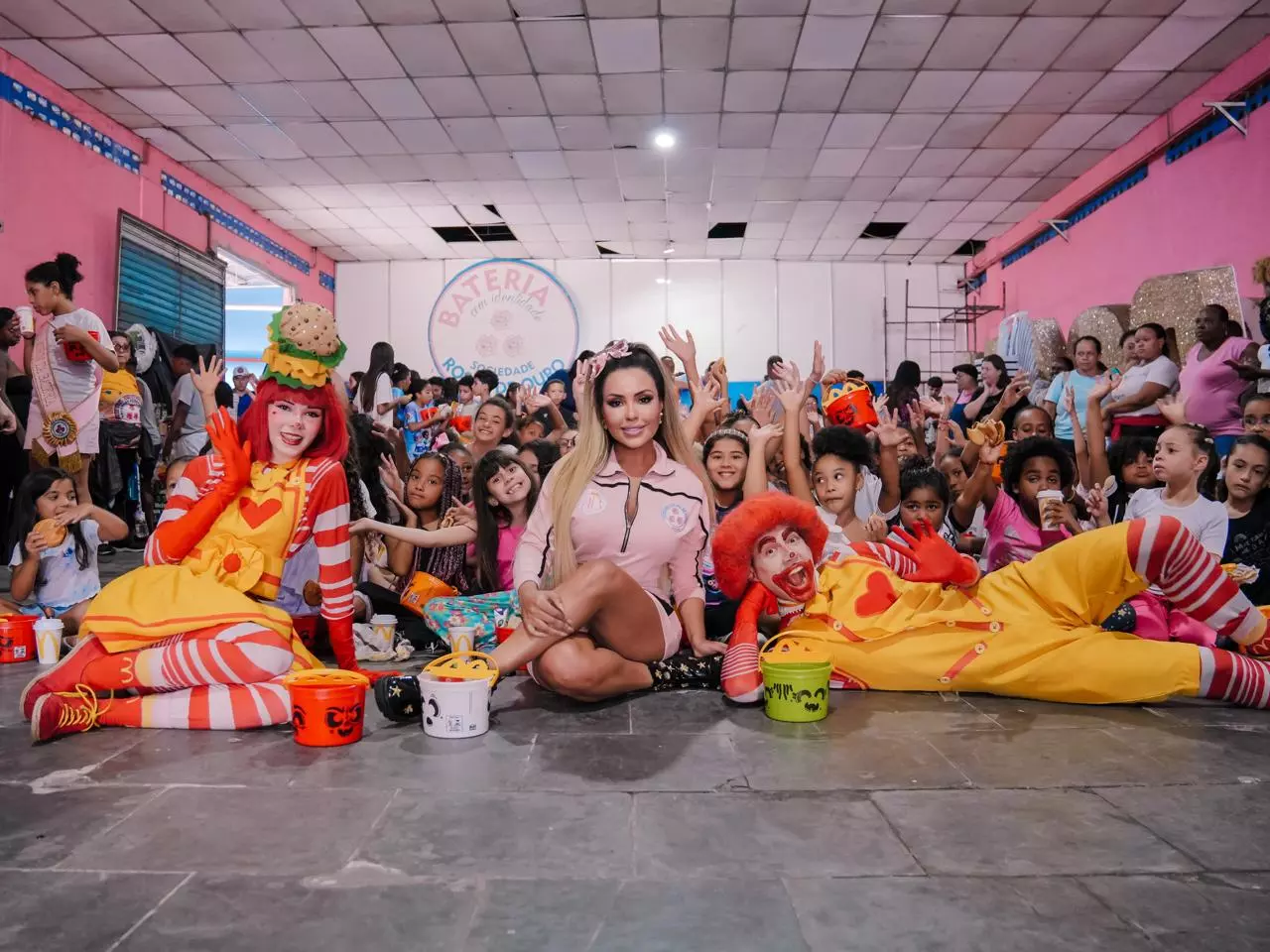 Às vésperas do Dia das Crianças, Rainha da bateria da Rosas de Ouro, Ana Beatriz Godói, faz surpresa e distribui 250 lanches