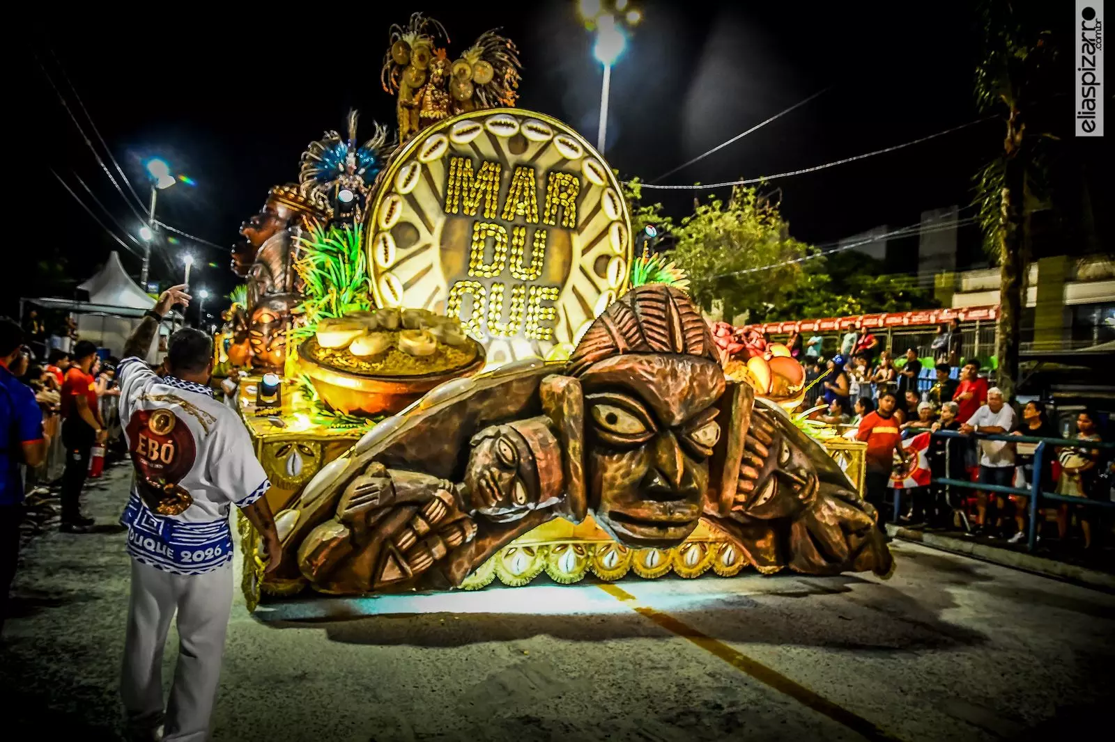 COM O ENREDO, 