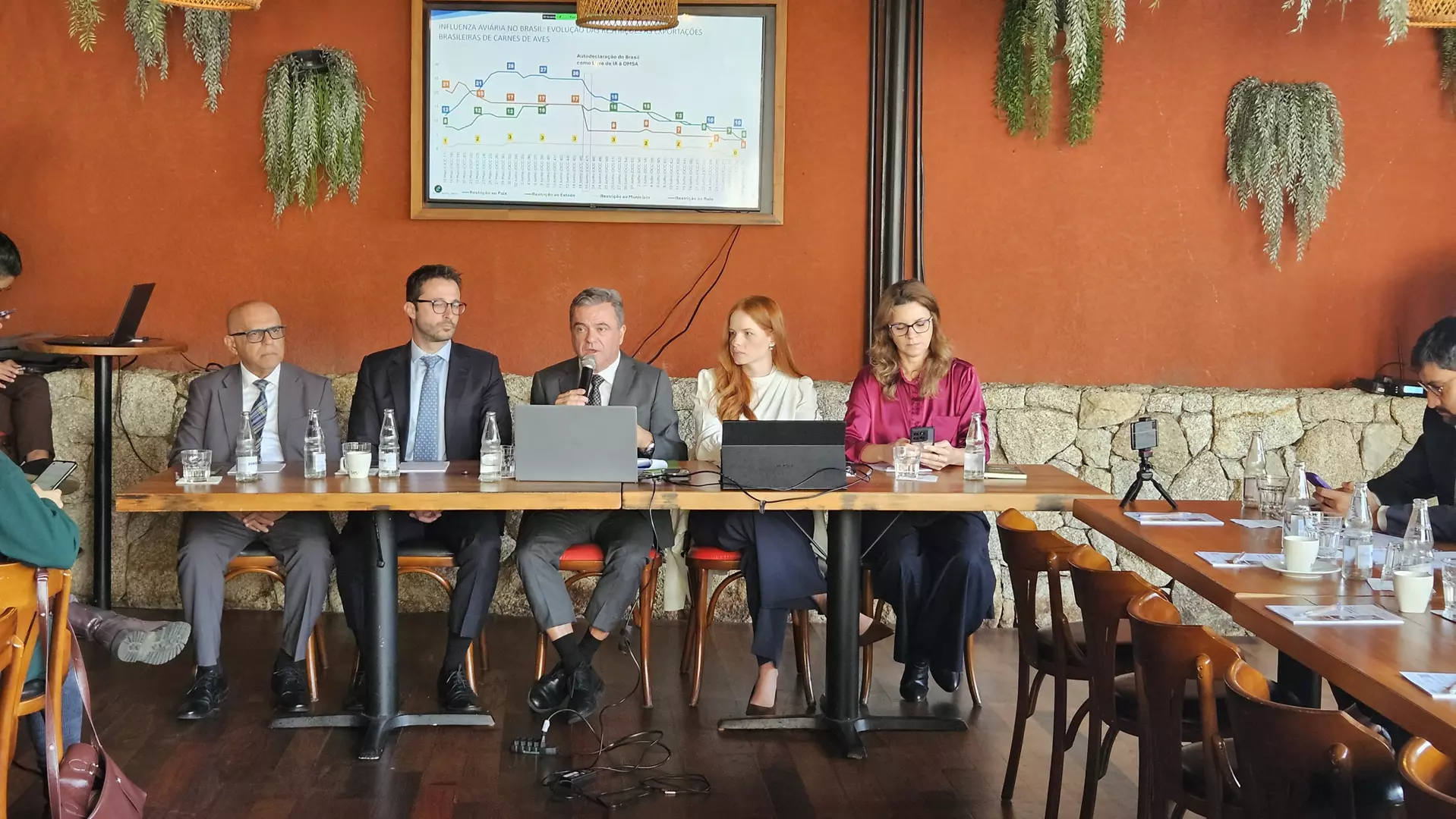 AVICULTURA E SUINOCULTURA ][ ABPA projeta recordes de produção e consumo, e superação da Influenza Aviária