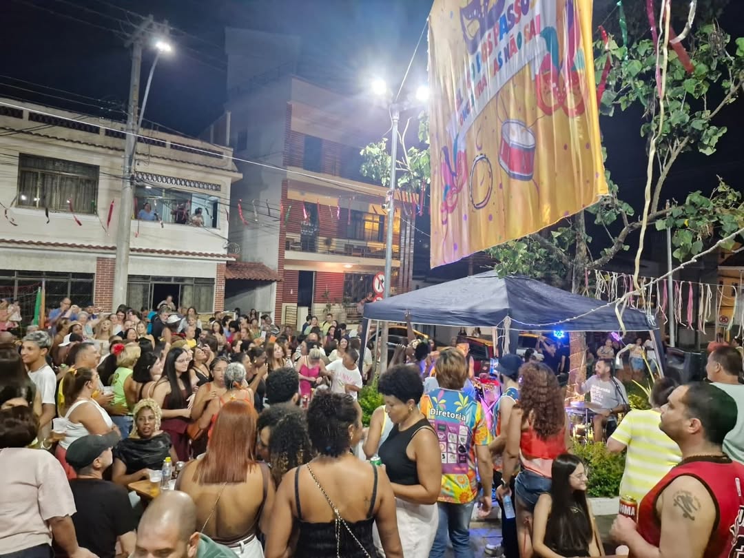 Vídeo: público prestigia pré-carnaval do Bloco dos Passos em Santos Dumont